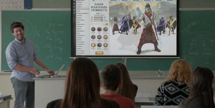 مدرّس رهيب يحوّل طريقة التعليم المعتادة الى لعبة فيديو بطريقة ابتكارية