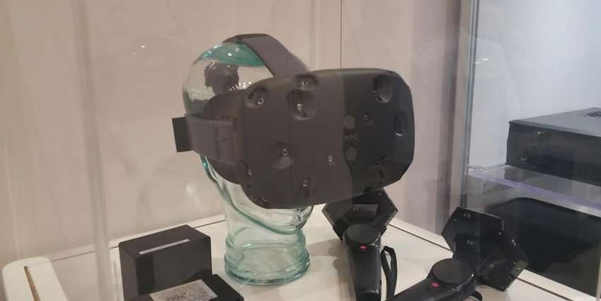 عدّة تطوير جهاز الواقع الإفتراضي Vive HTC تنتقل للخطوة التالية ويبدأ ارسالها للمطوّرين