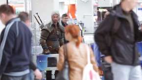 تخيل لو بطل لعبة The Witcher يبغى يشتري… PS4؟ فيديو رهيب