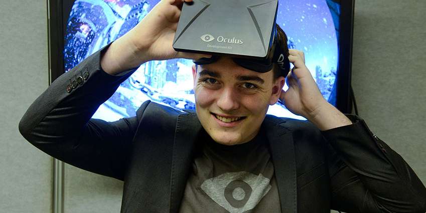 مبتكر Oculus Rift يعتقد ان تقنية الواقع الافتراضي لا تزال “عالية التكلفة وبدائية”