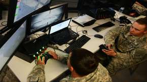 شاهد الجيش الأمريكي يستخدم يد تحكم اكسبوكس في توجيه أسلحته