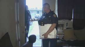 رجال شرطة يشترون اكسبوكس لطفل بعد سرقة جهازه