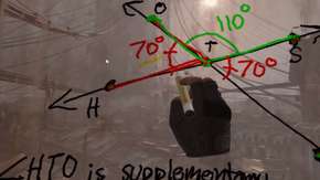 معلم بمدرسة يلجئ للعبة Half-Life Alyx كي يشرح درس رياضيات لطلابه