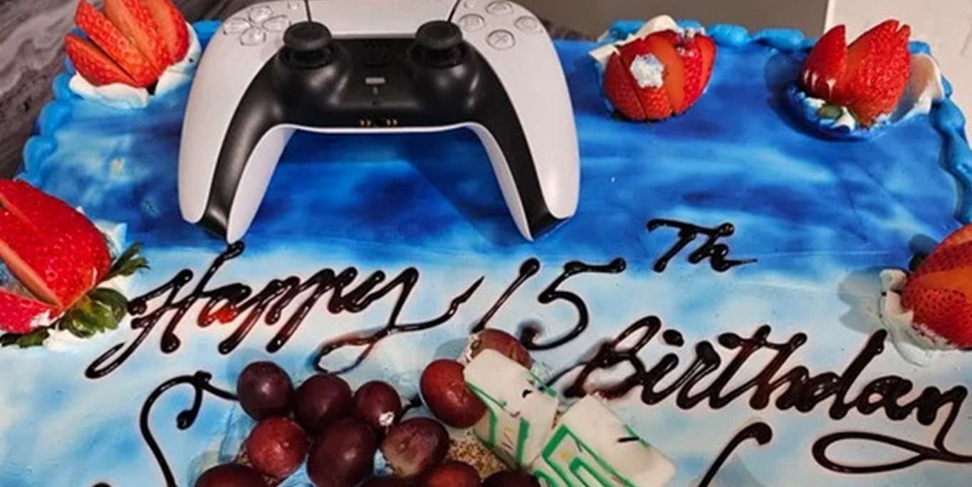 والدة أحد اللاعبين استخدمت يد DualSense لتزيين كعكة عيد ميلاده!