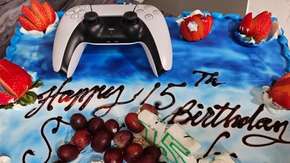 والدة أحد اللاعبين استخدمت يد DualSense لتزيين كعكة عيد ميلاده!